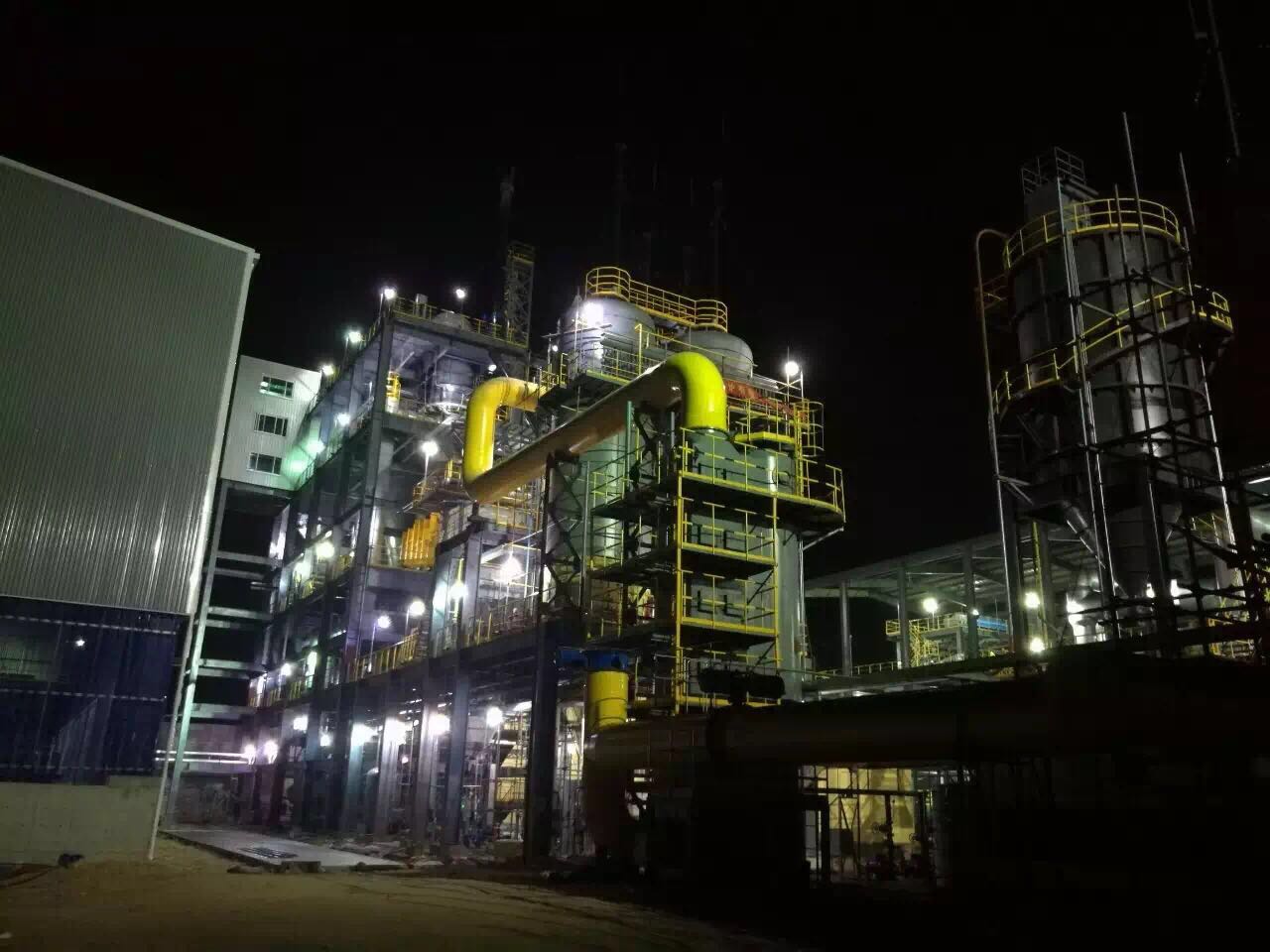 招金循環(huán)流化床氣化爐夜景