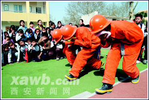 火場(chǎng)正確逃生姿勢